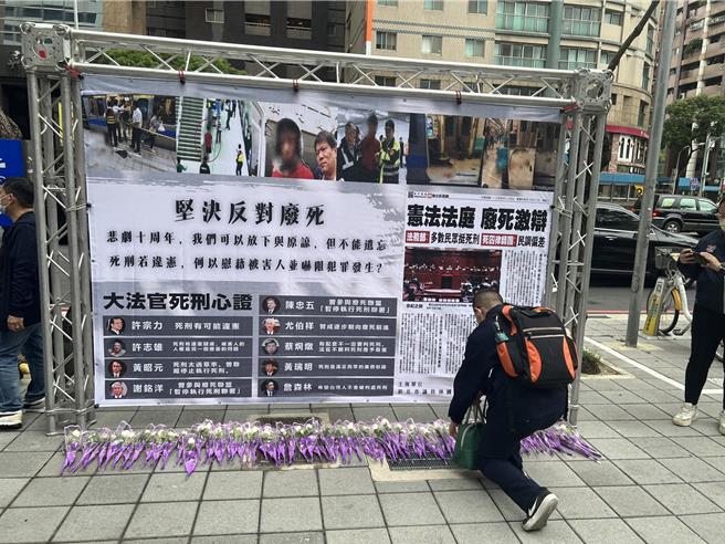 民眾主动献上小白花悼念。（王扬杰摄）