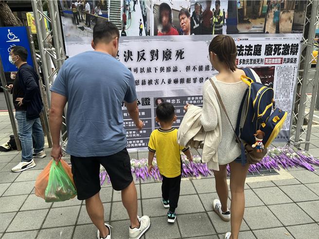 民眾主动献上小白花悼念。（王扬杰摄）