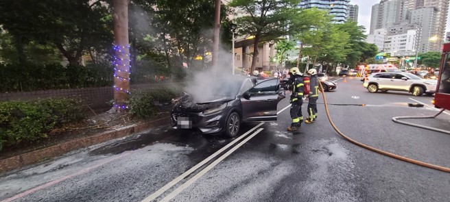 黑色轎車駕駛發現車輛故障，才剛停好車就起火燃燒，所幸消防隊即刻到場灌救。（翻攝畫面）