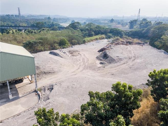 簡志偉指控大林掩埋場暫置露天囤積焚化爐底渣。（簡志偉提供／廖素慧嘉義傳真）