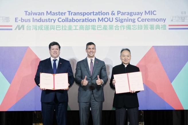 成運汽車與友邦巴拉圭工商部簽署「電巴產業合作備忘錄」；成運汽車董事長吳定發(右起)、巴拉圭總統貝尼亞、工商部長西梅內斯於雙方簽署MOU後合影。圖/成運汽車提供