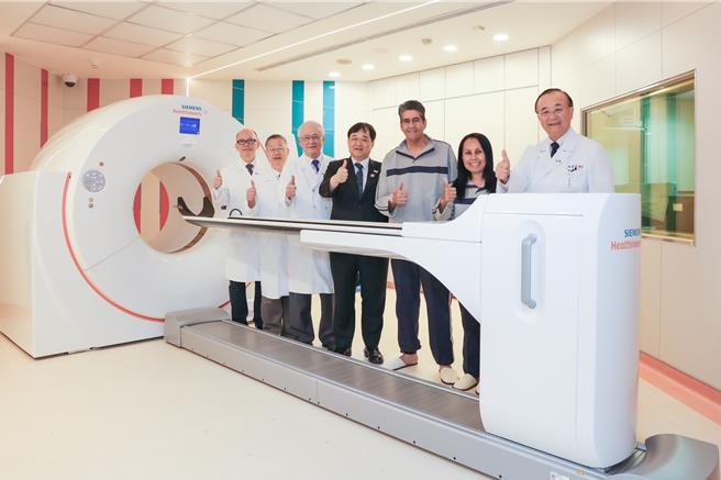 惠恕仁总统参观建置中即将落成最新型的正子电脑断层扫描仪PET／CT。图新光医院提供