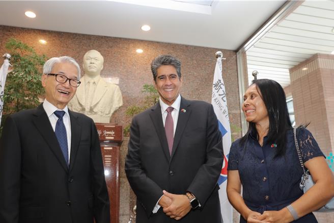 新光医院吴东进董事长亲自接待惠恕仁总统，并于吴火狮先生铜像前合影。图新光医院提供