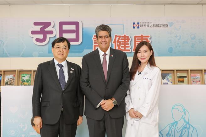 惠恕仁总统并至新光医院卫教摄影棚录制「子曰论健康」节目。图新光医院提供