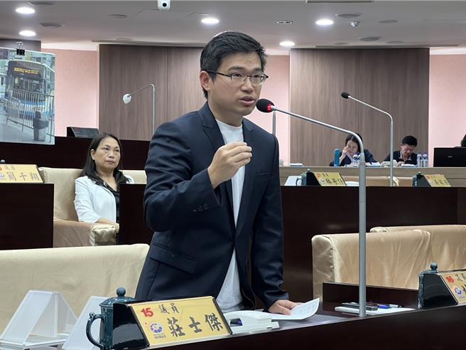 南投縣議員林儒暘21日在縣政總質詢建議縣府興建低總價的青年住宅，讓更多人買得起，並附設公立托嬰中心，讓青年安心育兒。（楊靜茹攝）