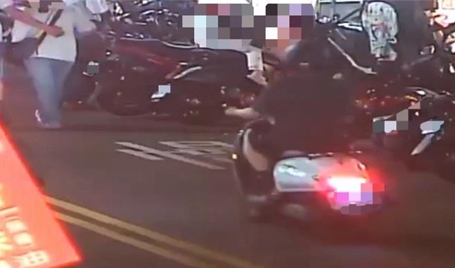 高雄一名女大生疑似于吉林夜市遭袭胸，警方成功锁定对象逮人，遭逮男子称没有袭胸，是碰手臂打招呼但却认错人。（警方提供／任义宇高雄传真）