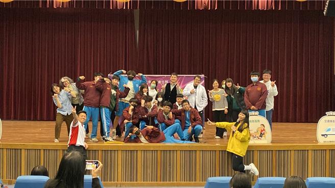 「金闪闪长照剧团」巡迴金门各国中展演，让青年学子更清楚认识长照服务之福利及管道。(图／金门县卫生局提供)