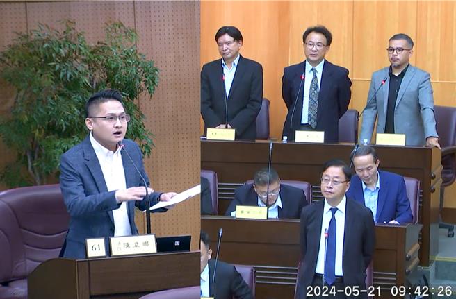 议员陈韦晔不满副阁揆郑文灿曾戏称若设东周钢铁厂形同「田中站」，为市长张善政抱屈，称张市府频帮前朝收烂摊，乐见将站点南移，改于老街溪旁设站。(蔡依珍摄)