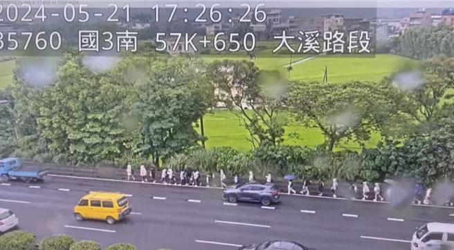 游览车国道上抛锚，乘客竟在路肩行走。(国道警方提供／吕筱蝉桃园传真)