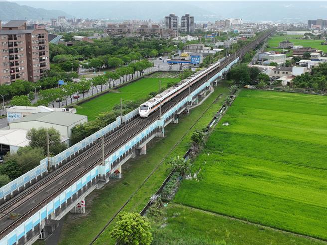 宜縣府交通處今（21日）在縣議會進行高鐵延伸宜蘭專題報告時，遭民進黨議員砲轟，縣府為了讓財團炒地皮，才移站址，應坦承政策錯誤。（吳佩蓉攝）