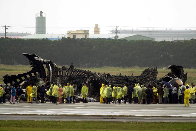 2000年11月4日，新加坡航空SQ006航班遇難者的親屬在台北中正國際機場跑道上連續第二天查看殘骸。（美聯社）