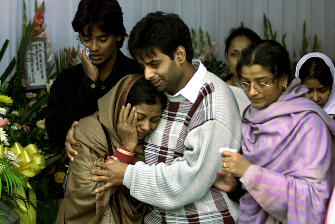 2000年11月3日，新加坡航空空難家屬在台北的一個火葬場辨認了親人的屍體後互相安慰。（美聯社）