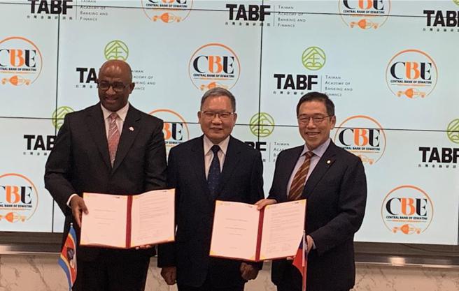 台湾金融研训院长黄崇哲（右）21日与史瓦帝尼中央银行总裁蒙尼斯签署合作备忘录，邀请台湾金融研训院董事长苏建荣（中）见证。图／陈碧芬