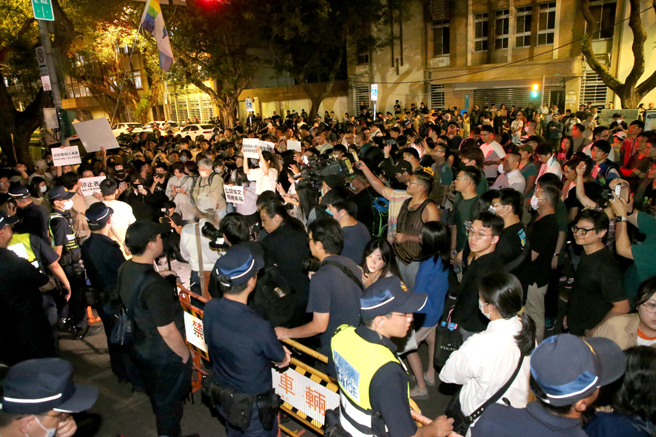 立法院会17日表决国会改革相关法案，立院外的青岛东路上聚集绿营支持者。（资料照／赵双杰摄）