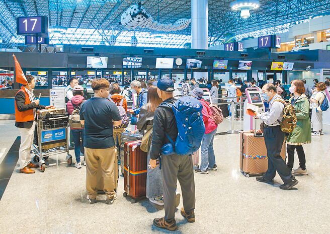 赖清德总统20日指出，两岸交流可从重启双边、对等的观光旅游开始，旅游业者说，6月前未解除禁团令，什么善意都是假的。图为旅行领队在桃园机场等待团员，并宣布行程注意事项。（陈麒全摄）