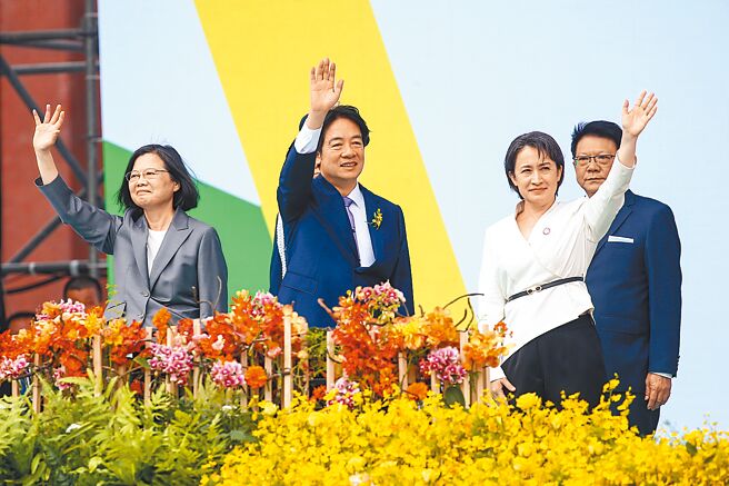 赖清德总统就职演说是台湾总统直选后，歷任阐述两岸关系「最强硬」的一次。图为蔡英文（左）和赖清德（中）交接后，步出总统府一同向观礼来宾致意。（邓博仁摄）