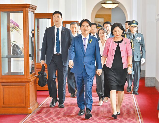 学者忧心两岸关系只剩美国与大陆，台湾未来战略自主空间越来越小。图为赖清德总统（第一排左）牵着第一夫人吴玫如女士一同进入总统府。（台北市摄影记者联谊会提供）