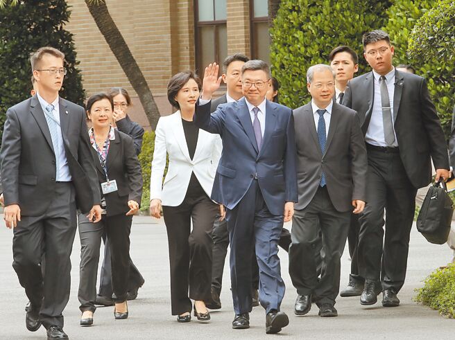 新任行政院长卓荣泰（中）20日率副院长郑丽君（中左）及秘书长龚明鑫（中右）准备拍摄新内阁大合照。（刘宗龙摄）