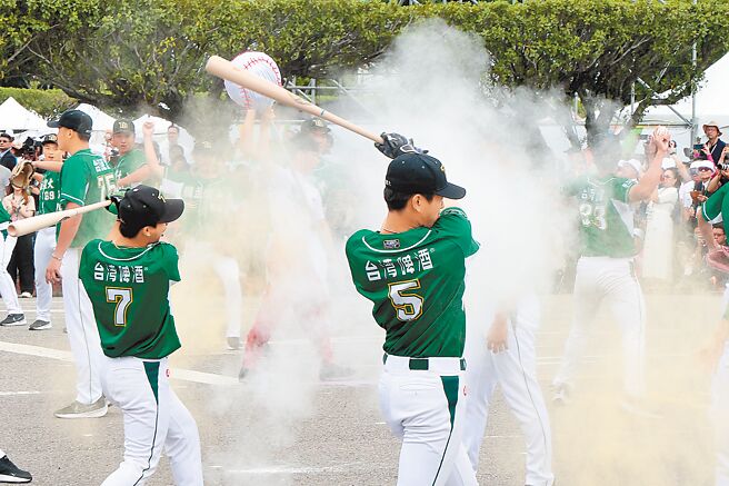 中華民國第16任總統、副總統宣誓就職慶祝大會20日在總統府前舉行，透過演出，展現台灣熱愛棒球的文化。（陳信翰攝）