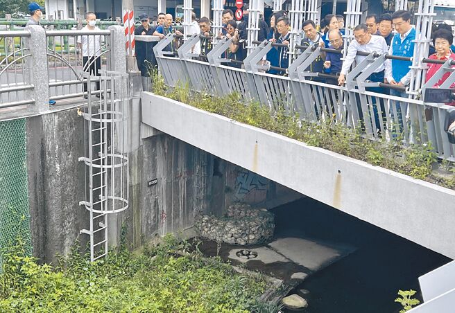 新北市长侯友宜（前排右三）20日上午视察藤寮坑沟二期工程整治成果。（王扬杰摄）