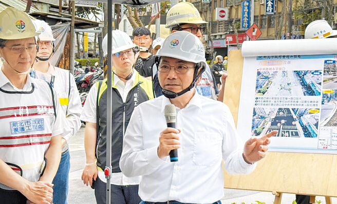 新北市长侯友宜（前排左二）20日到新北市土城区视察甫竣工的中央路3段人行道，称「这条人行道是人民的大事情」，表示会一条一条慢慢盖，把土城地区道路品质做好。（柯毓庭摄）