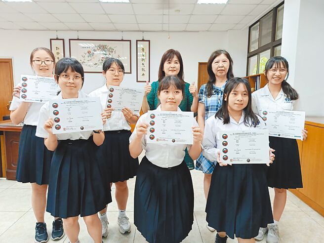 彰化女中2組學生參加國際數學建模論文挑戰賽，一組同學將代表大中華區進軍6月底的世界賽，另一組同學獲中華賽最高榮譽特等獎，是該組唯一入圍的台灣學校。（葉靜美攝）