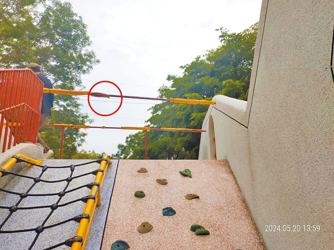 台中1名男童19日在潭雅神綠園道和平場站溜滑梯，疑遭遊具橫桿上保護套的黑色束帶割傷眼睛下緣，險影響視力。（讀者提供／張妍溱台中傳真）