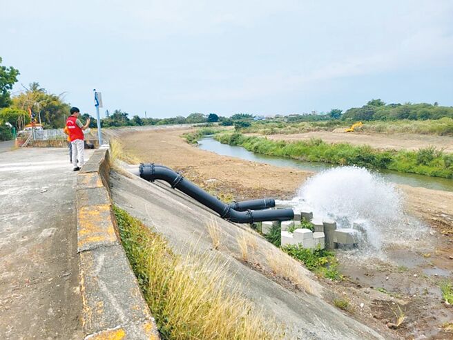 台南市政府水利局整治新營區省道台1線及工業街交叉口處的積淹水問題，今年趕在汛期前測試抽水機。（台南市政府水利局提供／張毓翎台南傳真）