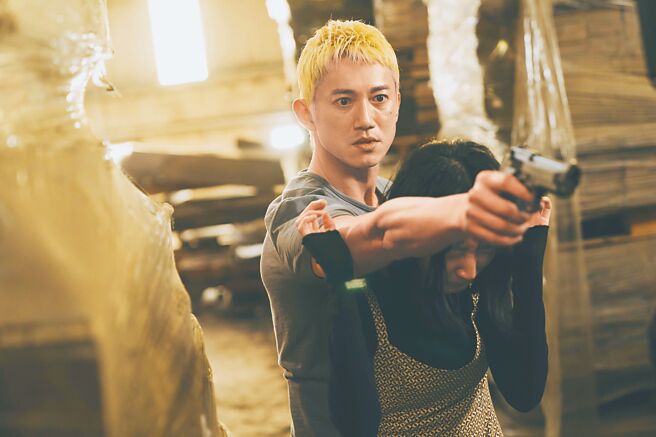 吴慷仁（上）在《塑胶花》中，跟李沐意外成为亡命鸳鸯。（北影提供）