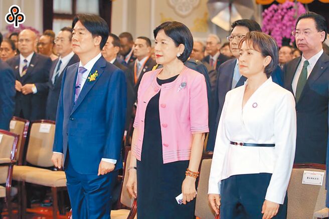 赖清德（左起）和夫人吴玫如、萧美琴一同出席总统、副总统就职典礼。（台北市摄影记者联谊会提供）