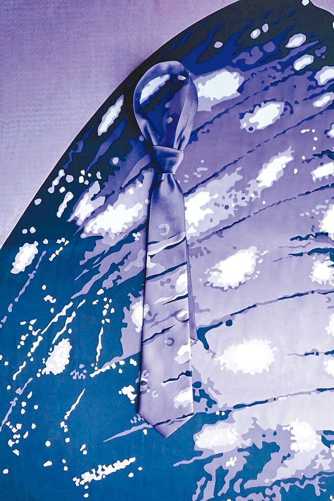 就职典礼领带以赖清德幸运色紫色为主色调，融入由台南国际大厂仁美商标，以台湾原生种紫斑蝶的斑纹织成独特缇花布料制作。（JUST IN XX周裕颖提供）