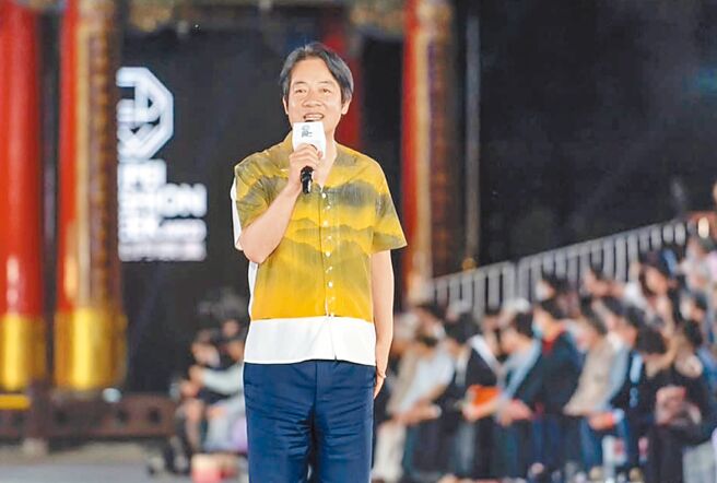 赖清德去年穿设计师周裕颖以艺术家江贤二作品为灵感的联名款衬衫，出席台北时装周。（摘自赖清德脸书）