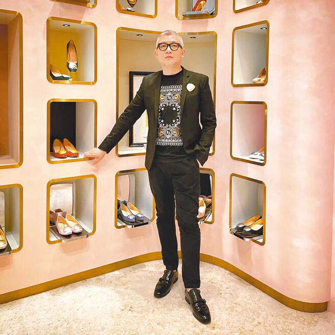 Duncan简歷　媒体圈誉为「时尚百科全书」的Duncan老师，12年来在两岸不同华人重要媒体担任专业时尚、珠宝、腕表等编辑总监职位，长期对于时尚产业有整体宏观、丰富宝贵见解与知识。