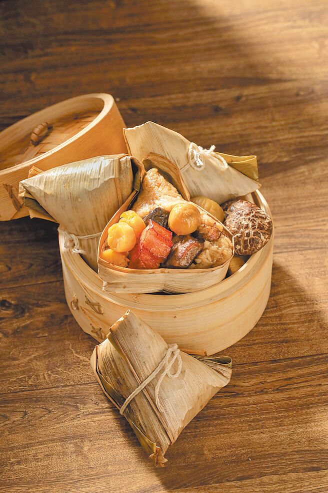 愛買晶華酒店干貝八寶粽禮盒，4入699元。（愛買提供）