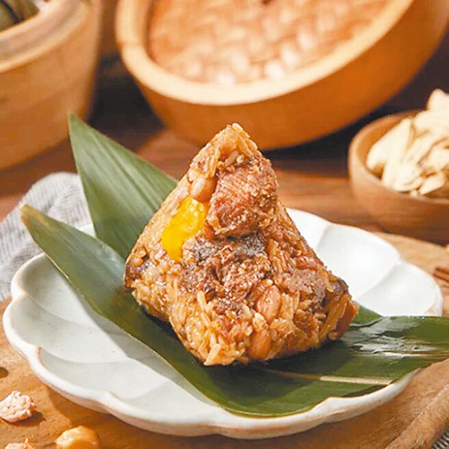 愛買南門市場億長御坊排骨酥粽，6入499元。（愛買提供）