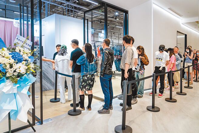 OnTheList尚列快闪的北京旗舰店，首发活动现场大排长龙。（OnTheList尚列快闪提供）