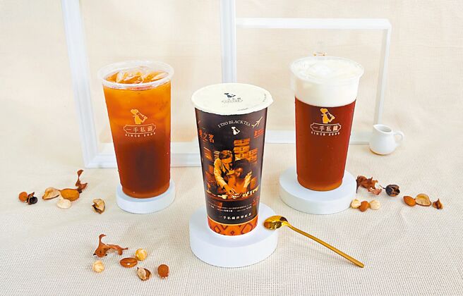 一手私藏世界红茶推两款茶饮，艾菲卡奶油榛果红茶（左）及艾菲卡榛果茶拿铁（右），中间是与电影《以爱之茗》推出的联名杯。（一手私藏世界红茶提供）