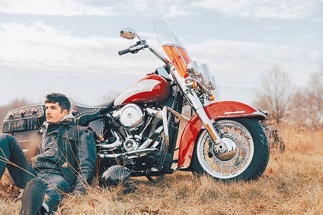 Harley-Davidson Icon collection每年都會選定特定車款推出獨一無二的限量版重機。今年復刻Panhead時代的冠軍車型Hydra-Glide Revival限量版（見圖），慶祝Hydra-Glide車款誕生75周年。（太古鼎翰提供）