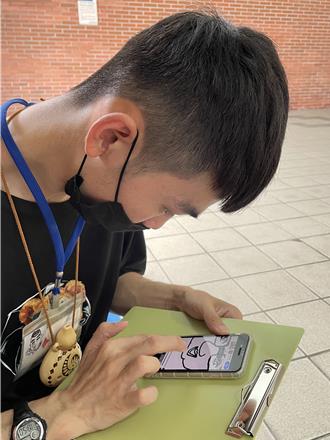 三重就服站助弱勢回歸就業 阿哲不畏身障成街頭藝人