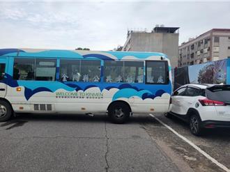 凍未條！ 金門公車駕駛急上廁所    忘拉手煞車「倒退嚕」撞車