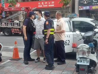獨》才掏槍劫車交保！男不爽跑馬被搶  竟門口「自焚抗議」遭灼傷