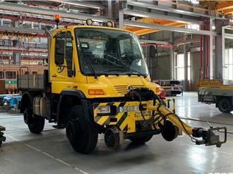 「獨角仙」跑上捷運軌道 路軌兩棲成列車救援神器