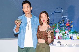 1歲愛女指空氣說話 許維恩越拍越怕：家裡只有3個人