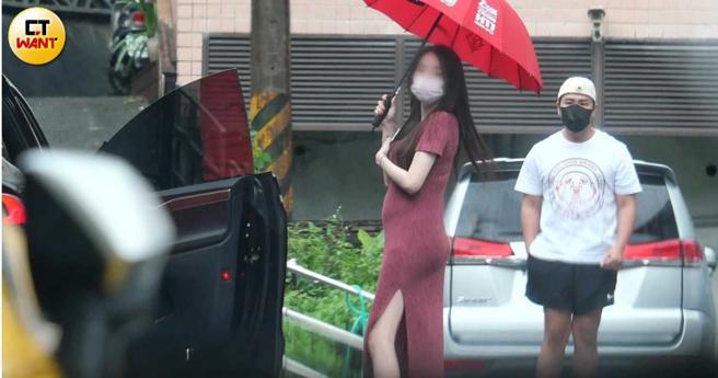 长髮女子回头时，胸部丰满小腹明显隆起，像是已经怀孕数月。（图／本刊摄影组）