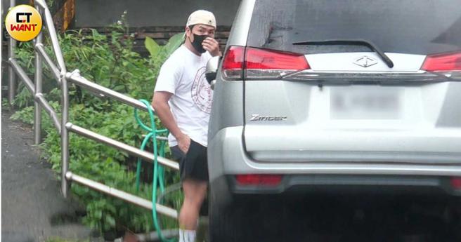 欧弟上车前还先环顾四周确认是否安全。（图／本刊摄影组）