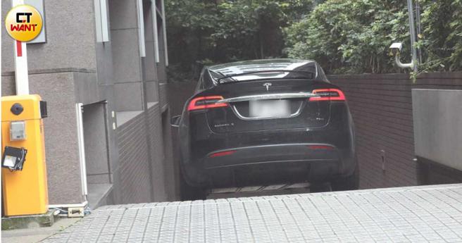 一行人开车返回社区住宅。（图／本刊摄影组）