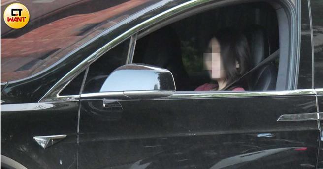 回家过3小时左右，长髮女子单独开车外出，不见欧弟踪影。（图／本刊摄影组）