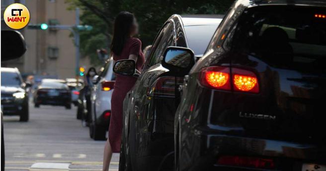 女子将车停在一所学校前，等着接欧弟的重要家人下课。（图／本刊摄影组）