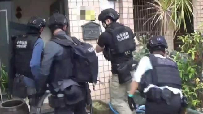 杨男落网后自演「无间道」给警方假讯息，害专案人员在渔港吹了2周的海风苦守毒品下货，后续警方直捣杨男新巢穴，二度将其逮捕。（图／警方提供）