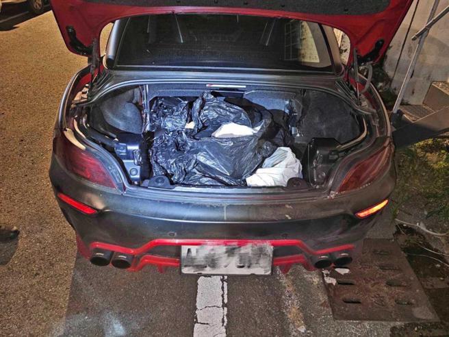 警方從楊男後車箱搜出大批彩虹菸等毒品，粗估楊男一年營業額上百萬元。（圖／警方提供）